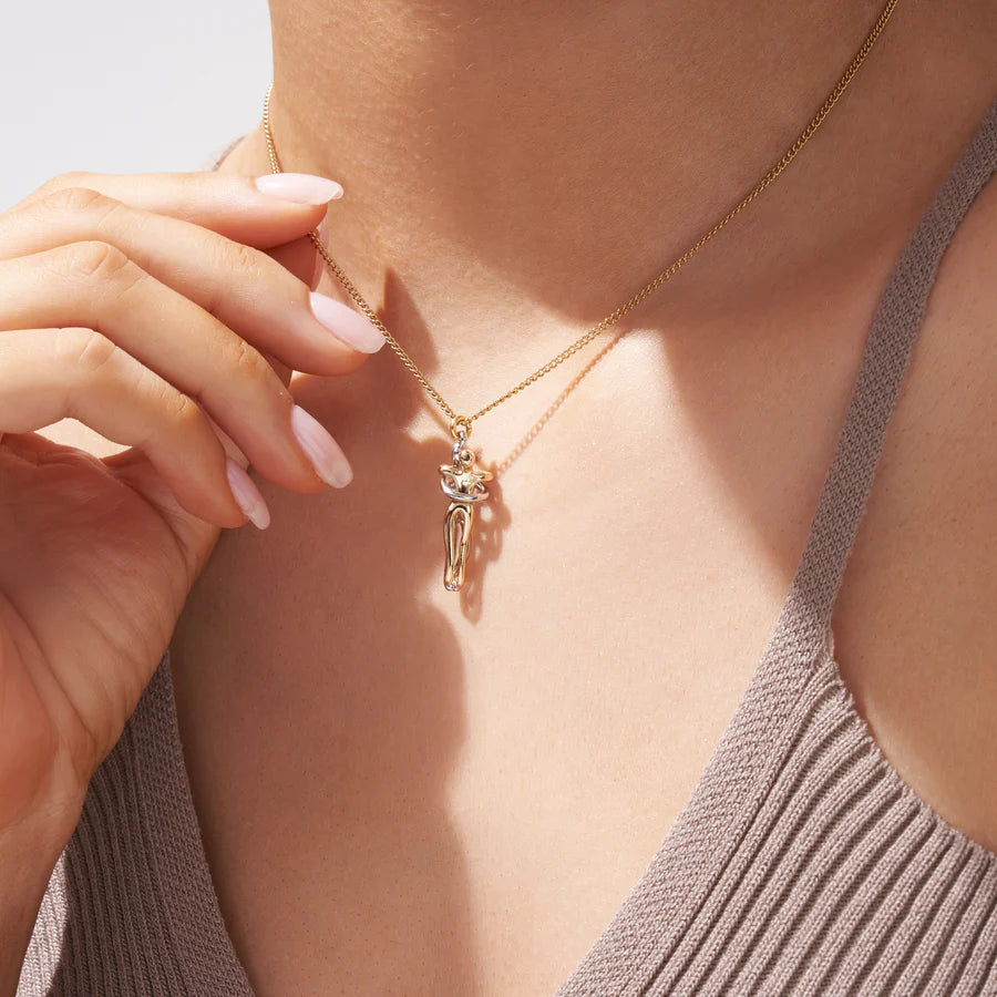 Colar do Abraço - Hug Necklace Silver and Gold usado por uma modelo feminina - ideal para presentes. Colar personalizado para casal
