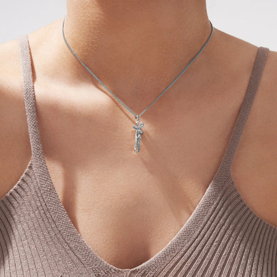 Hug Necklace com uma modelo usando no pescoço
