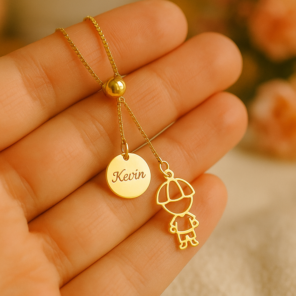 Colar Primeiro Amor com gravação de nome e pingente infantil no colo
