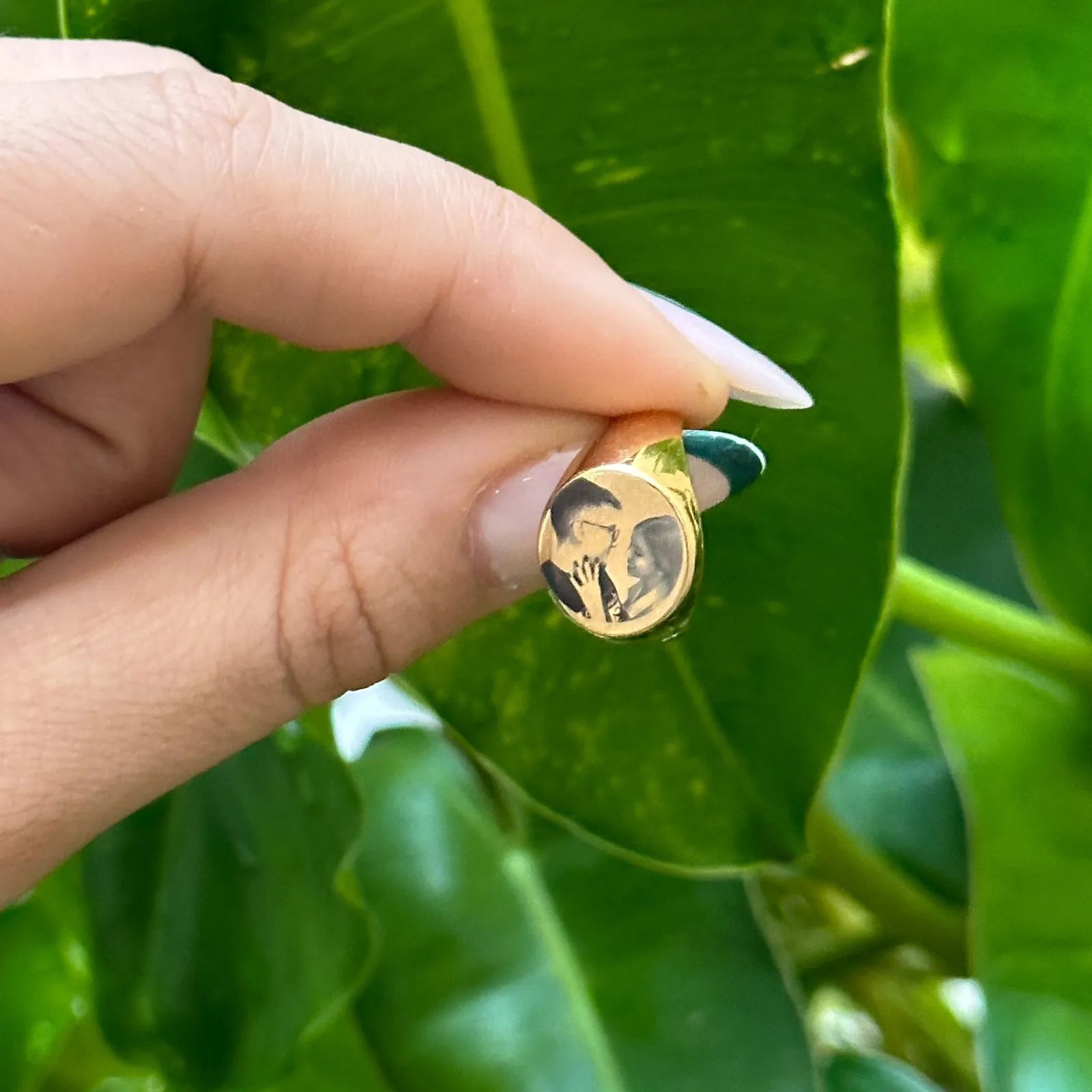 Anel com foto personalizada ajustável folheado a ouro sendo segurado - Auri Joias
