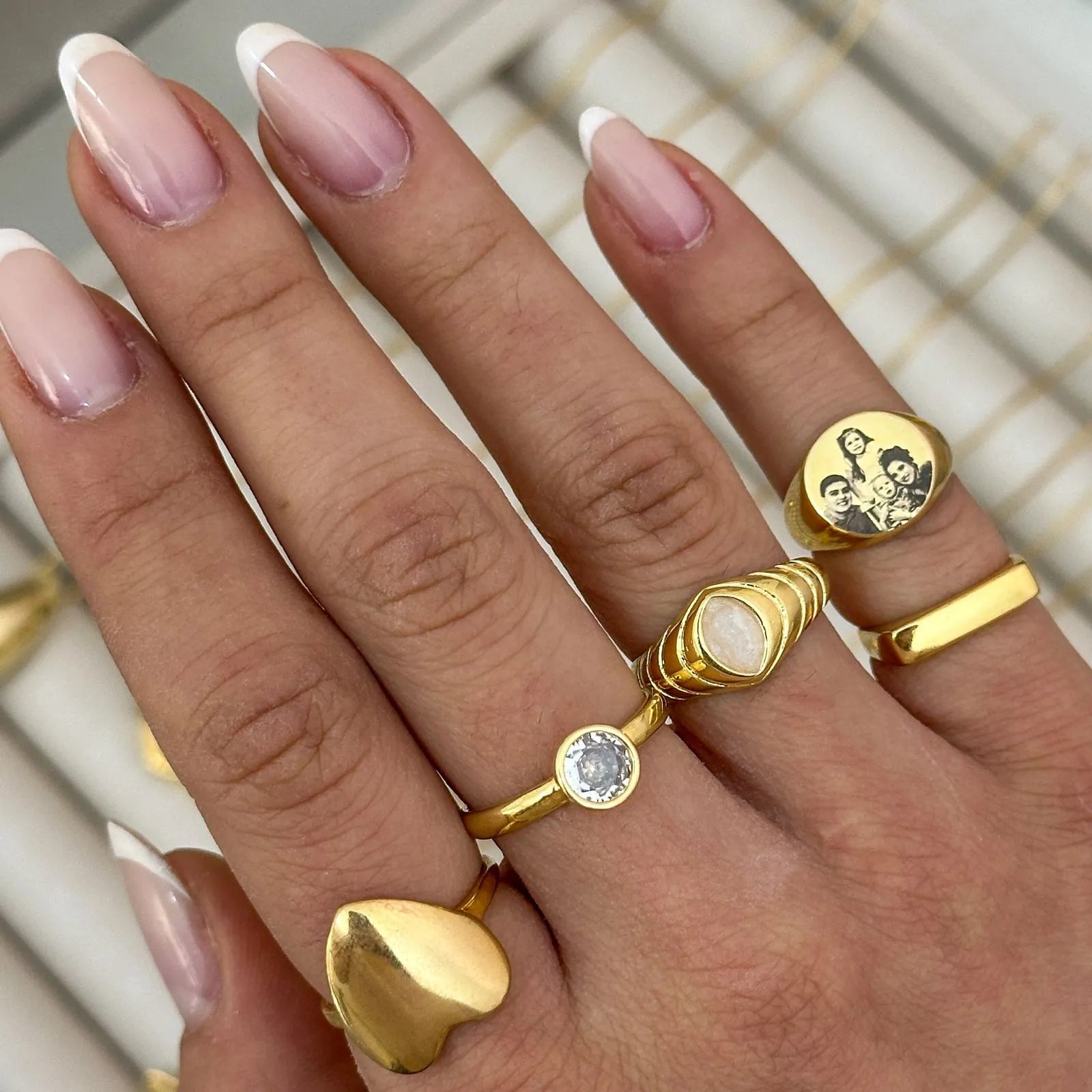 Anel com foto ao lado de outros modelos personalizados - linha completa de anéis