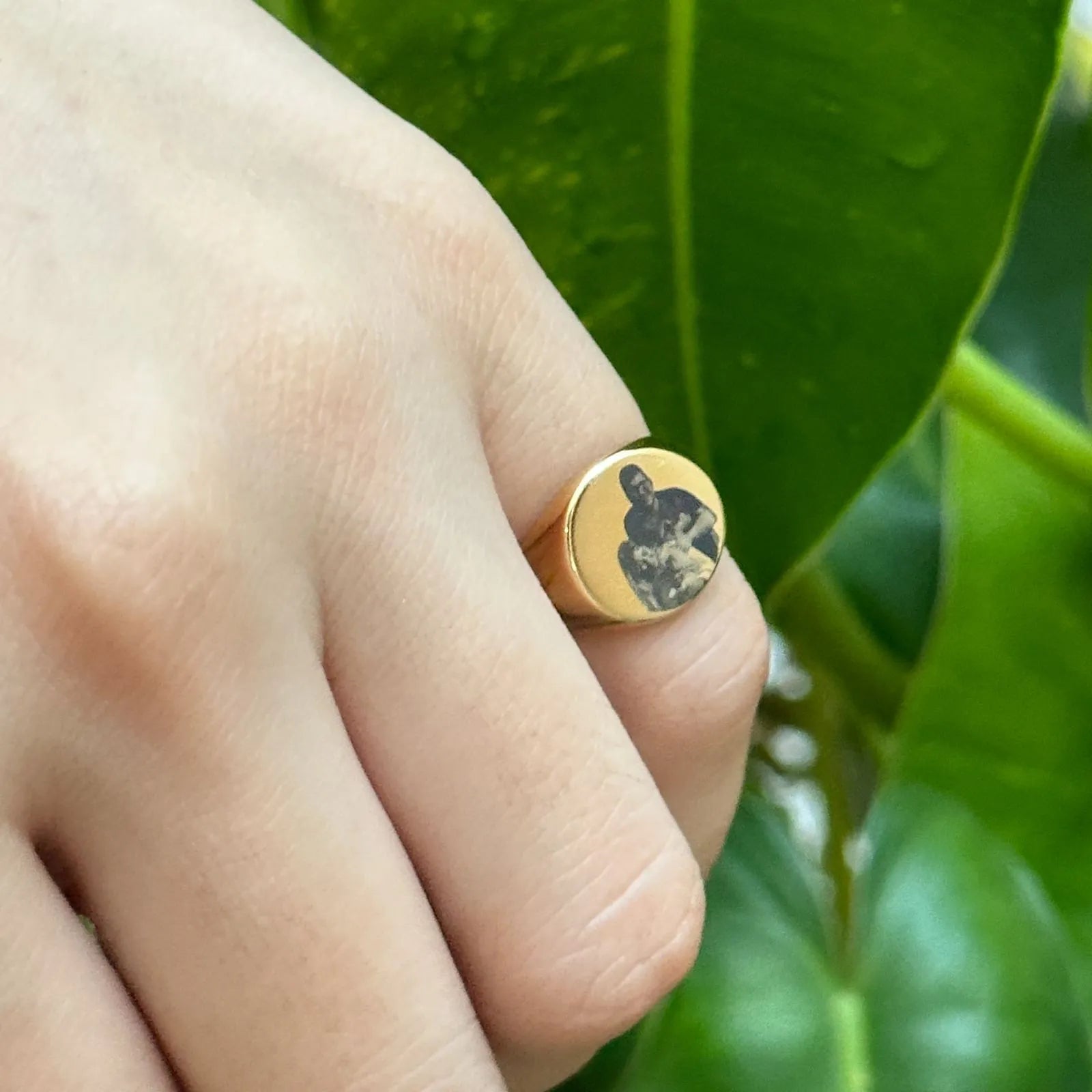 Anel com foto personalizado. Foto de um casal gravado a laser no anel dourado