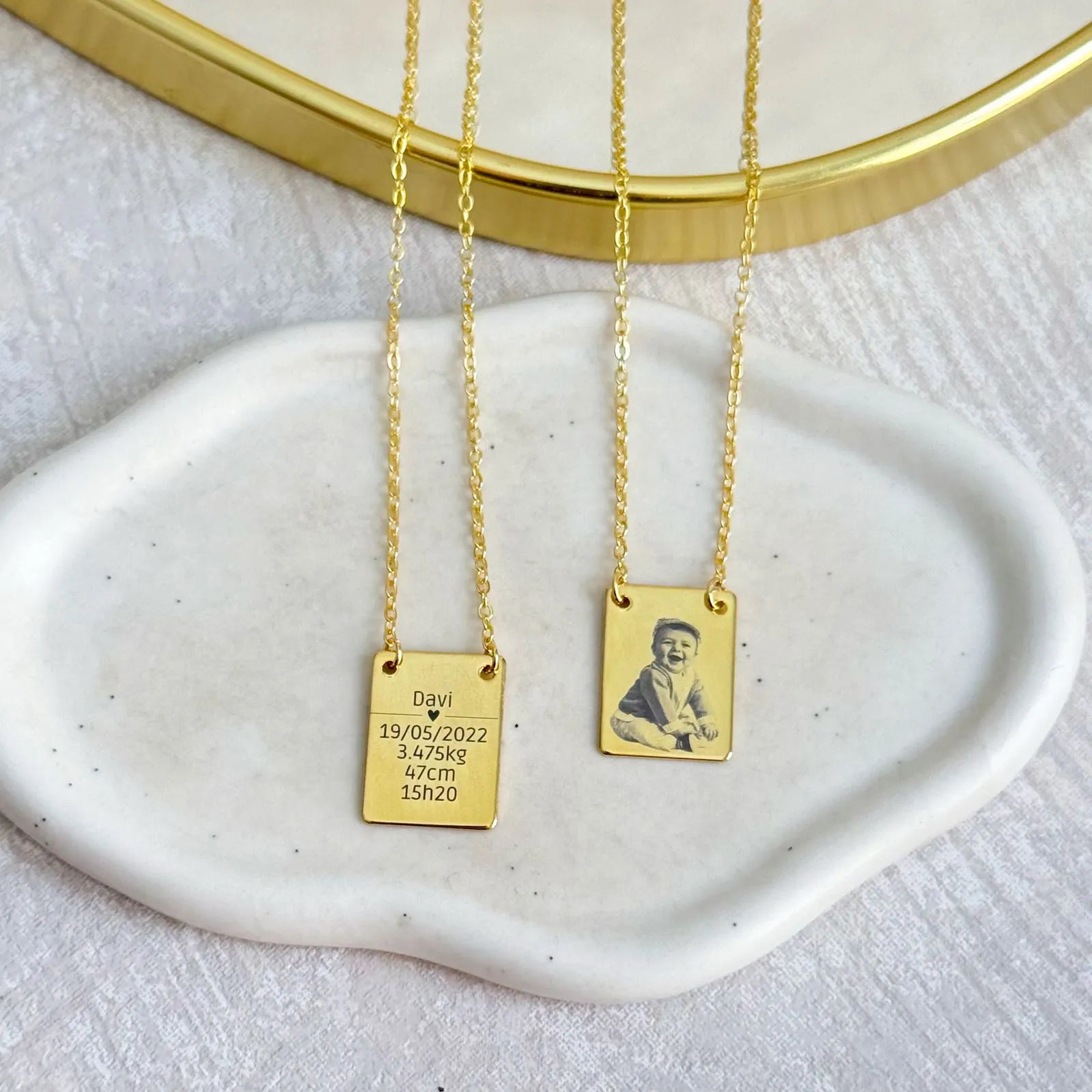 Escapulário personalizado com duas placas retangulares sobre tecido claro