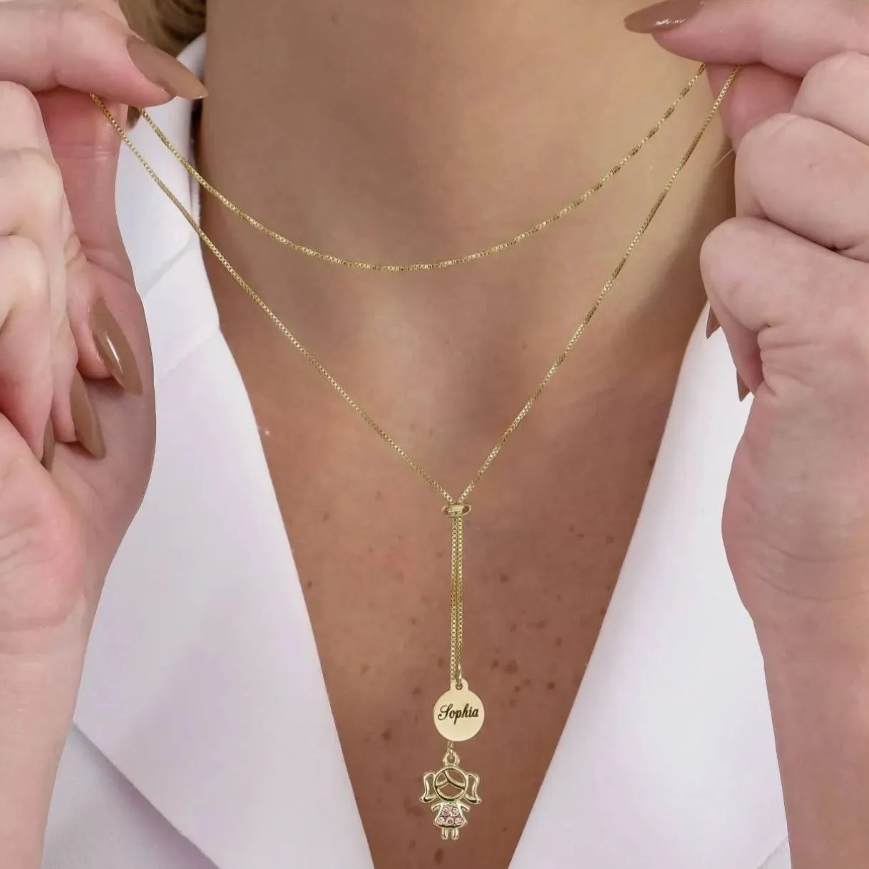 Colar dourado com pingente de menina e disco personalizado com nome - Auri Joias