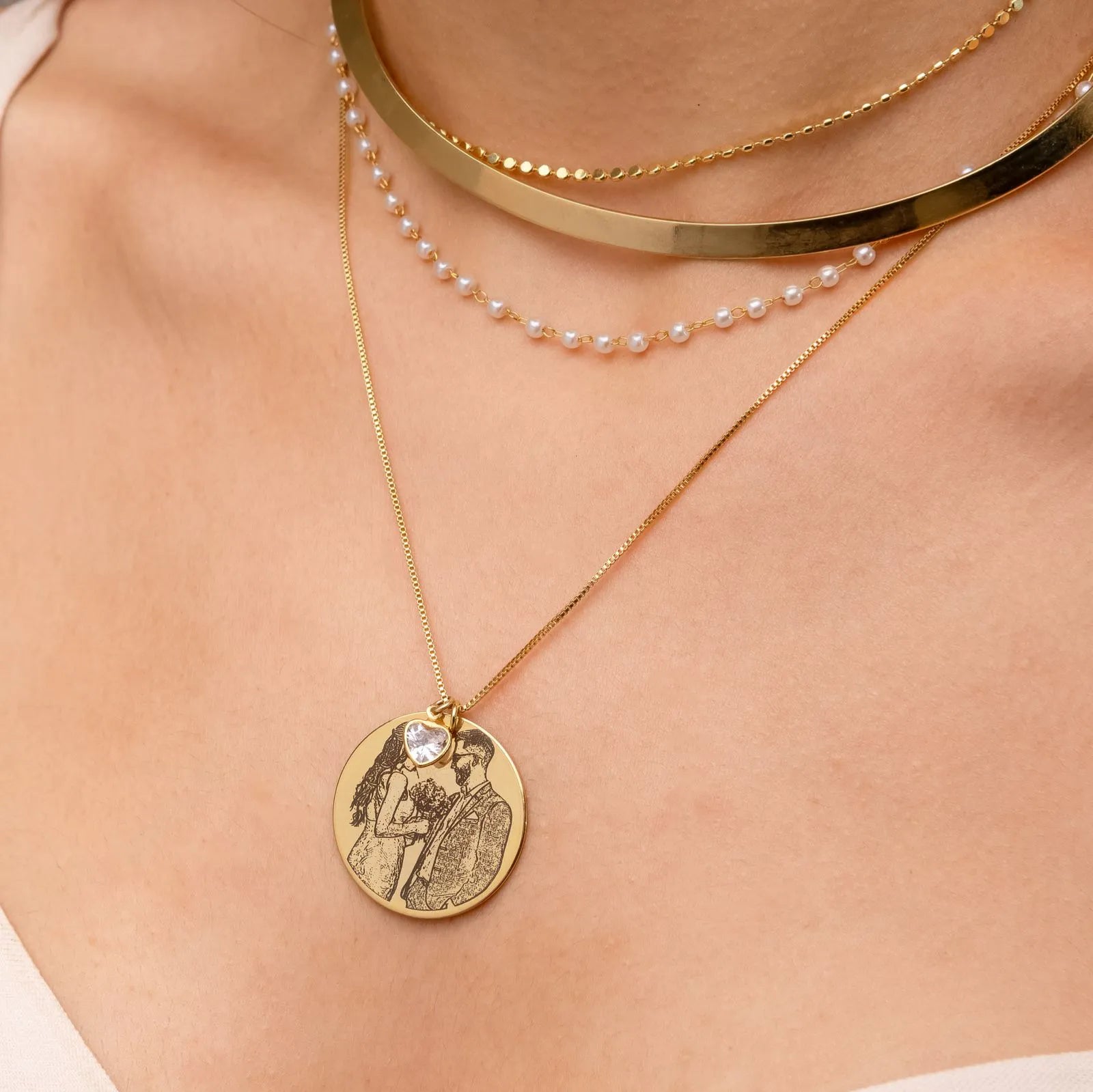 Colar Medalha GG usado no pescoço com gravação personalizada e brilho de zircônia