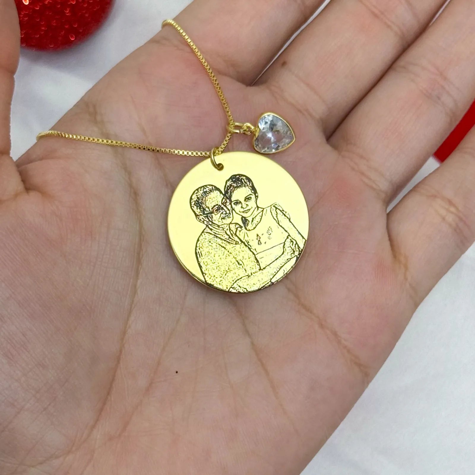 Pingente grande com gravação de nome e símbolo em colar dourado personalizado