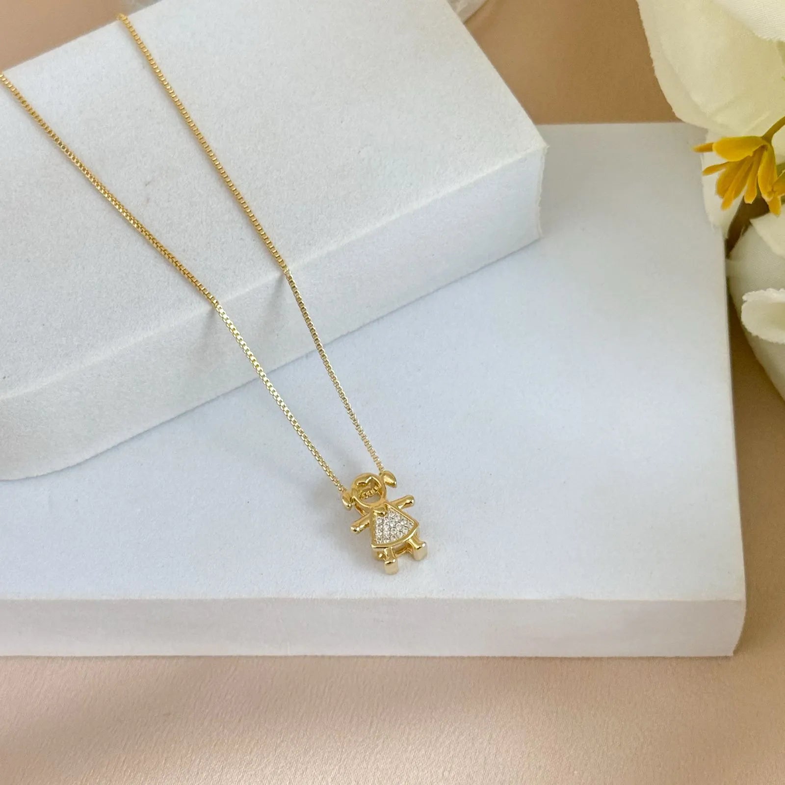 Colar personalizado com pingente de menina cravejada na cor dourada