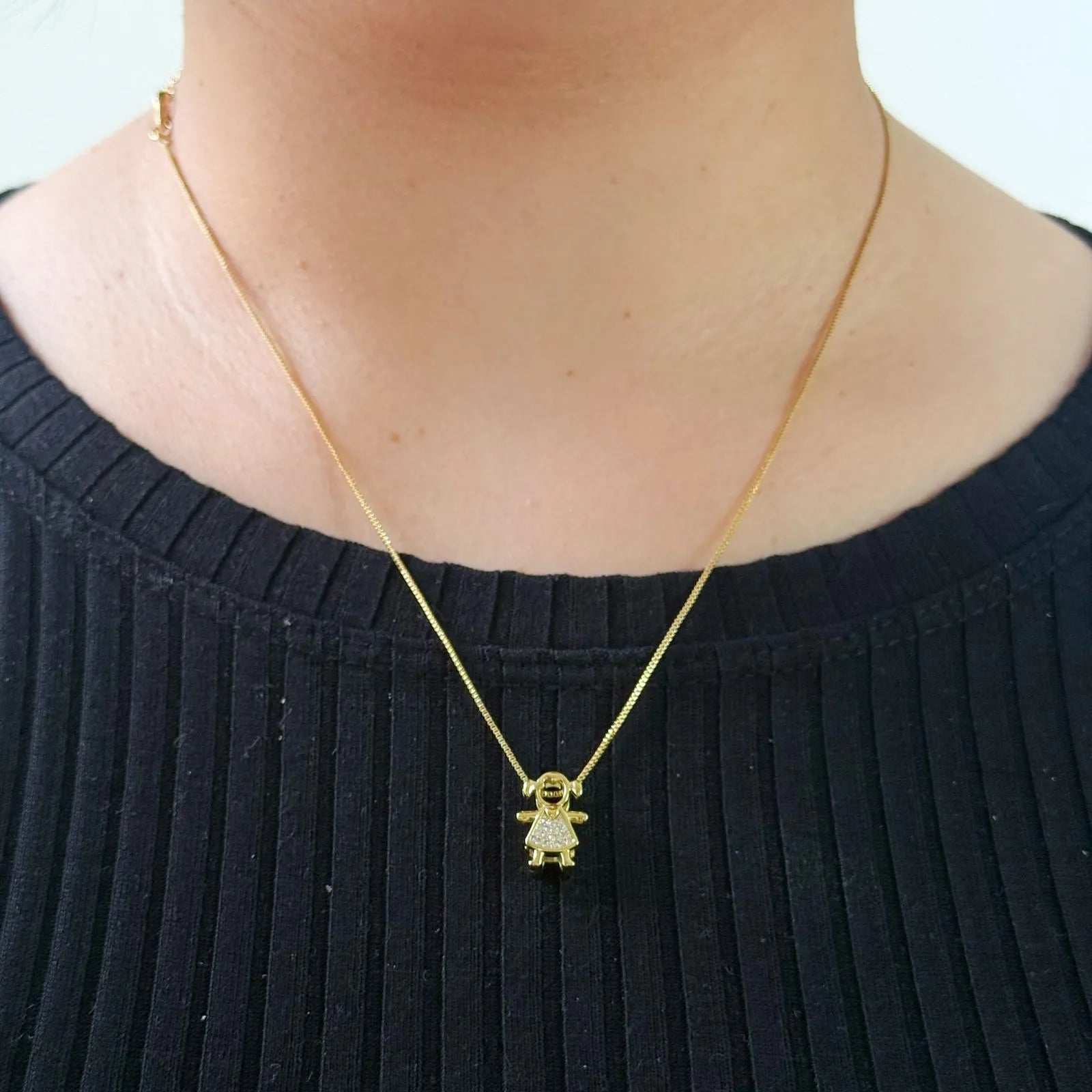 Colar com pingente de menina usado no pescoço - joia personalizada para mães