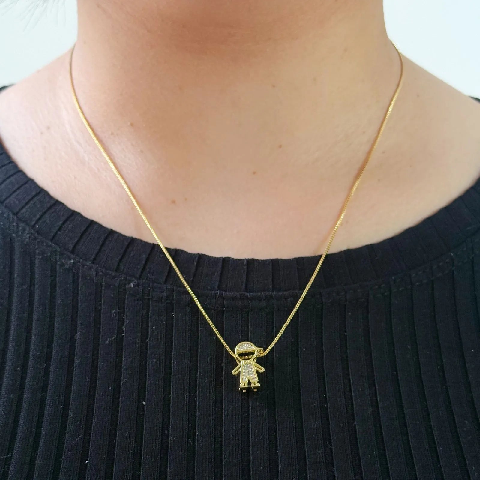 Colar com pingente de menino dourado em modelo - joia simbólica para filhos