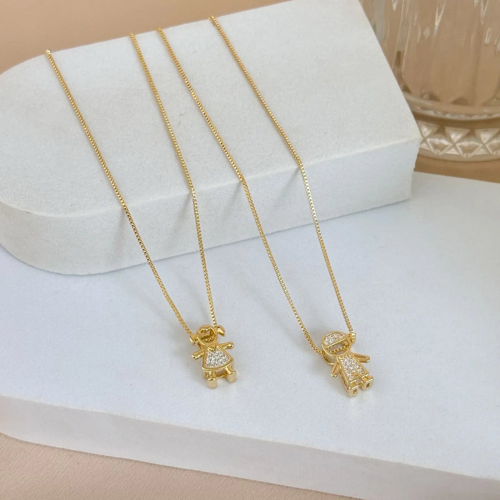 Colares com pingente infantil dourado de menino e menina - Auri Joias