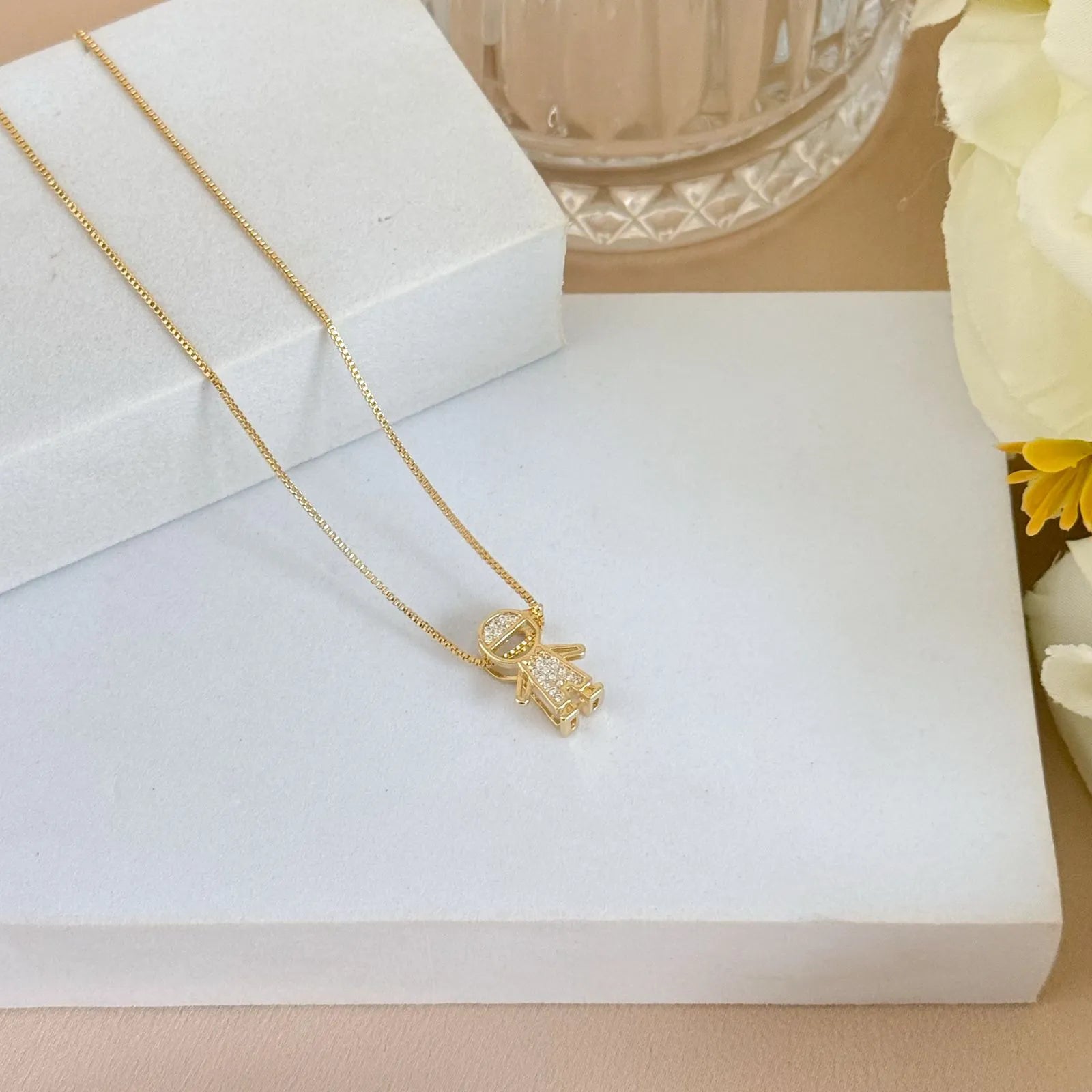 Colar personalizado com pingente de menino cravejada na cor dourada