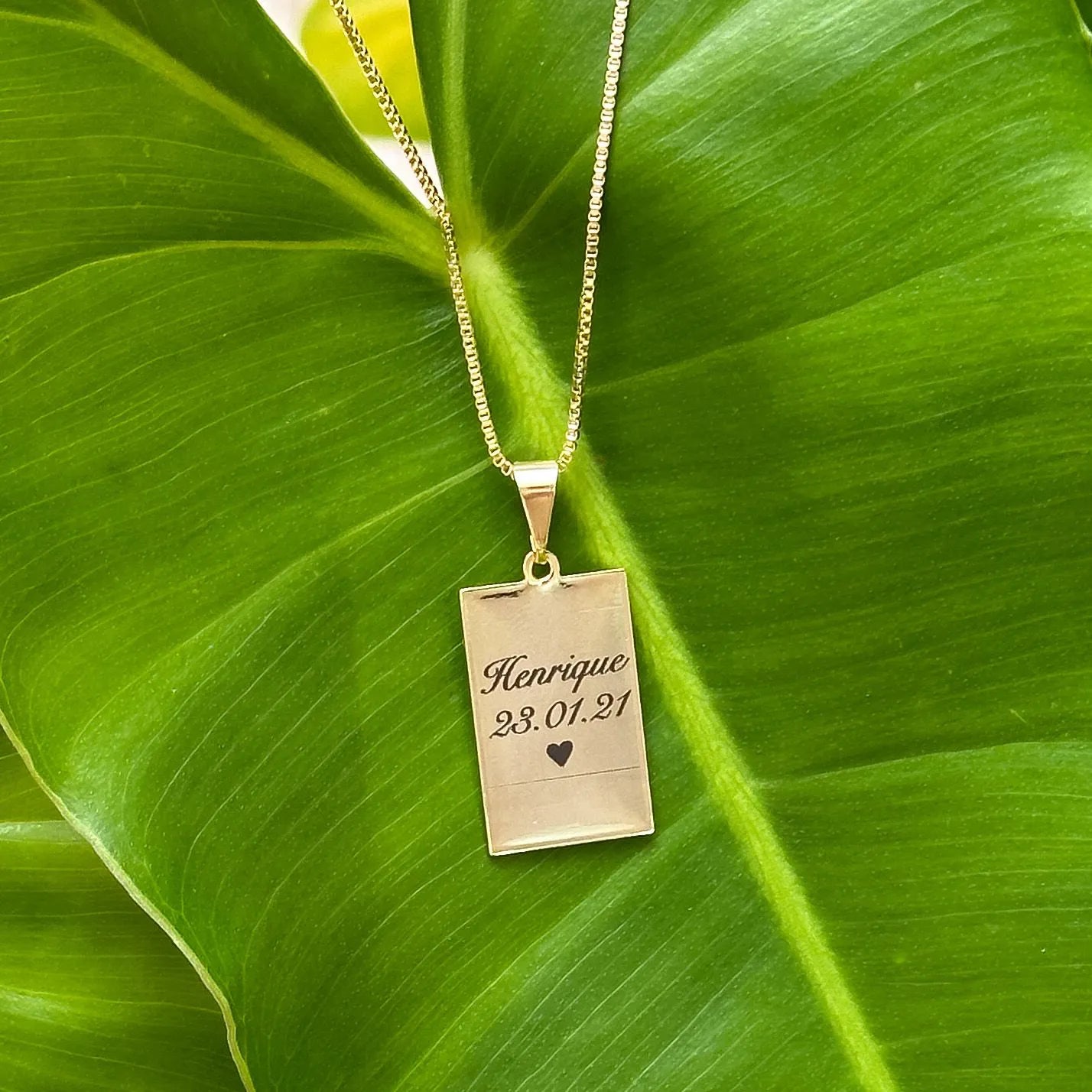 Colar dourado com pingente retangular personalizado com nome Henrique e data 28.01.21 - Auri Joias