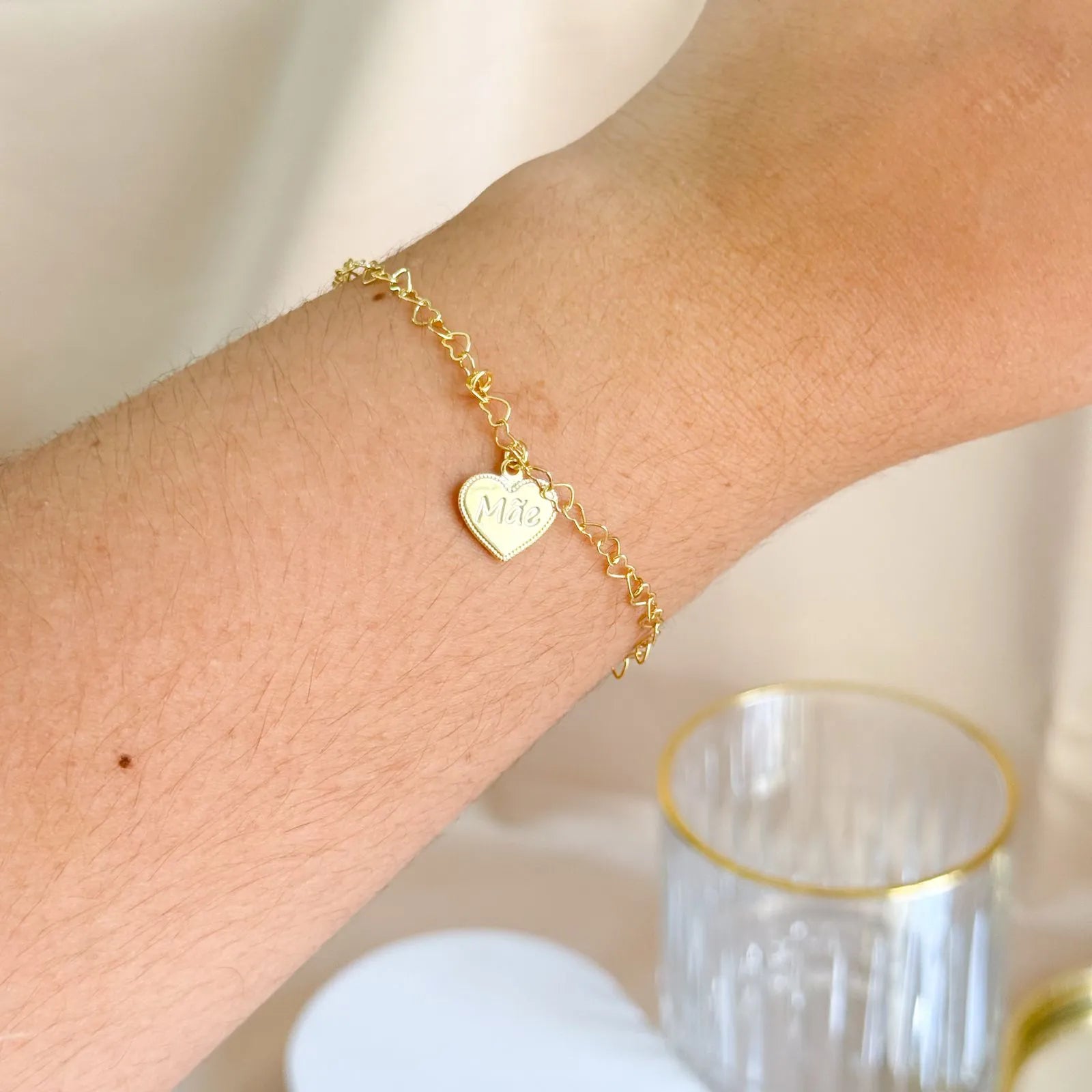 Pingente coração escrito Mãe em pulseira dourada folheada – presente para mães