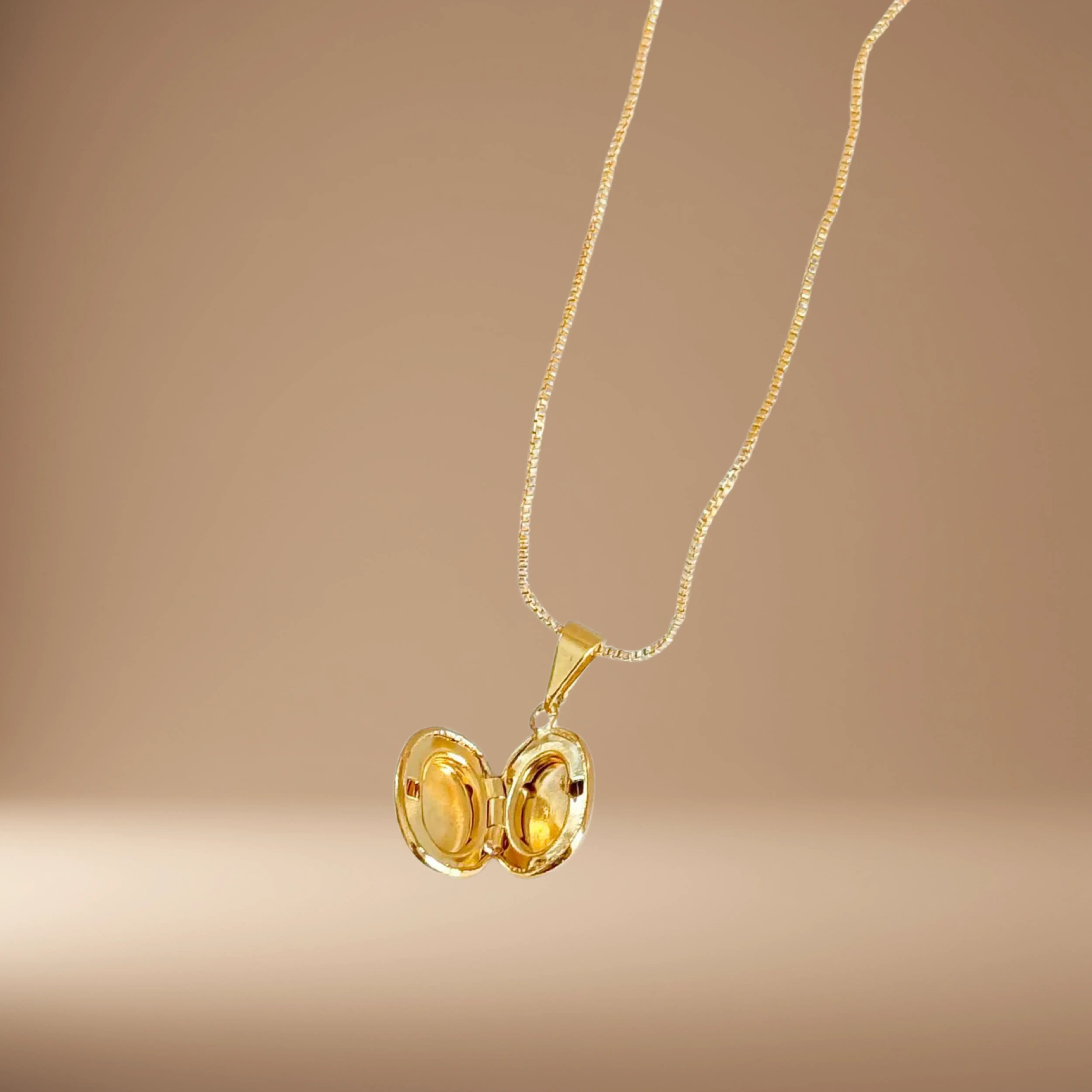 colar relicário dourado com corrente personalizada