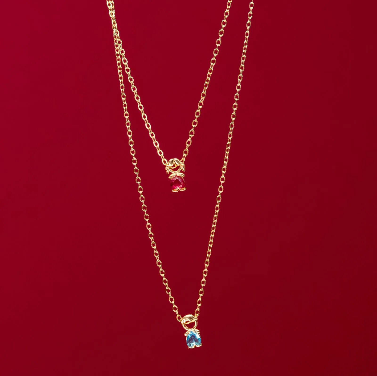 Colar com pingente de bonequinho menino e menina – joias personalizadas Auri