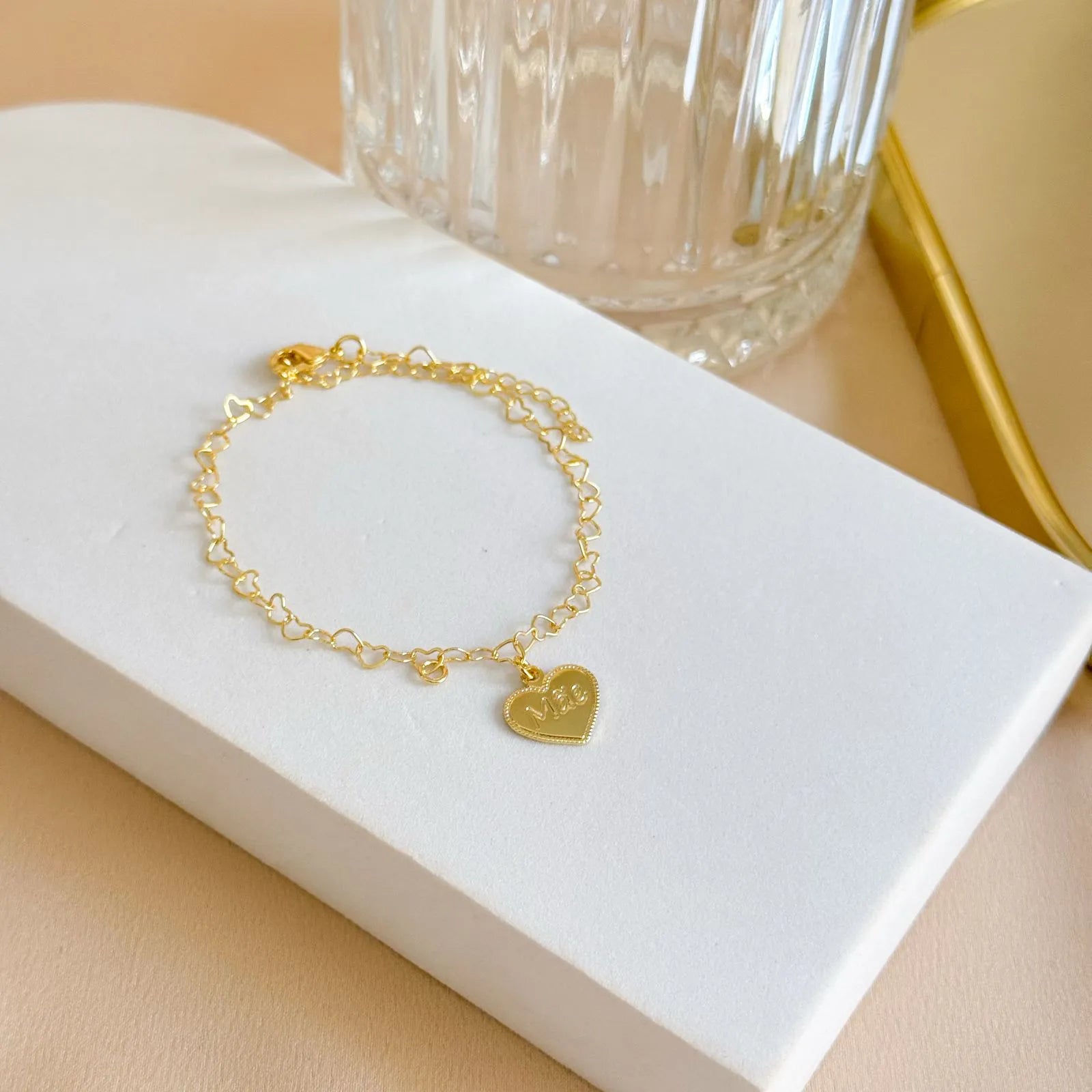 Pulseira personalizada delicada com pingente de coração gravado com Mãe – Auri Joias